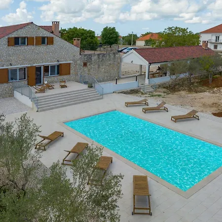 Demare With Heated Pool, Free Evc Station