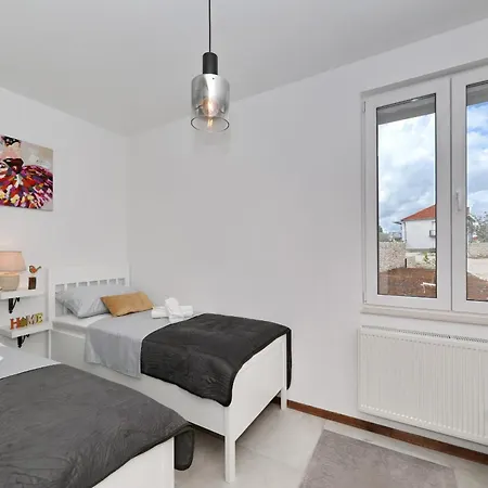 Demare With Heated Pool, Free Evc Station Tatil Evi Lovinac (Zadar)
