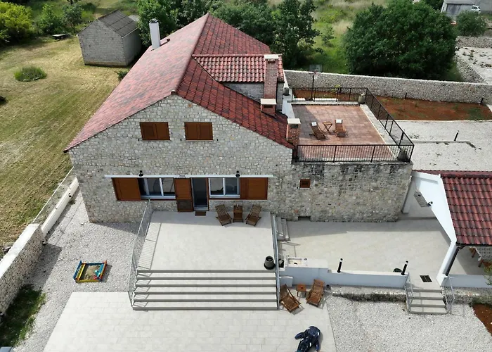 Dom wakacyjny Demare With Heated Pool, Free Evc Station Lovinac (Zadar)
