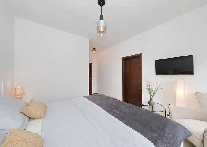 Demare With Heated Pool, Free Evc Station Dom wakacyjny Lovinac (Zadar)