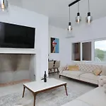 Demare With Heated Pool, Free Evc Station Lovinac (Zadar)