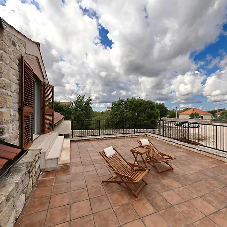 Demare With Heated Pool, Free Evc Station Ferienhaus