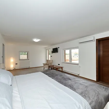 Demare With Heated Pool, Free Evc Station Ferienhaus *