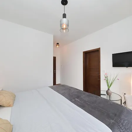 Demare With Heated Pool, Free Evc Station Ferienhaus Lovinac (Zadar)