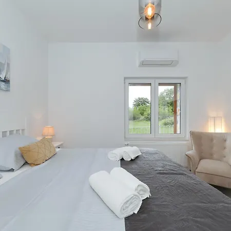 Demare With Heated Pool, Free Evc Station Ferienhaus Lovinac (Zadar)