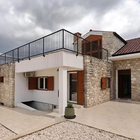 Demare With Heated Pool, Free Evc Station *