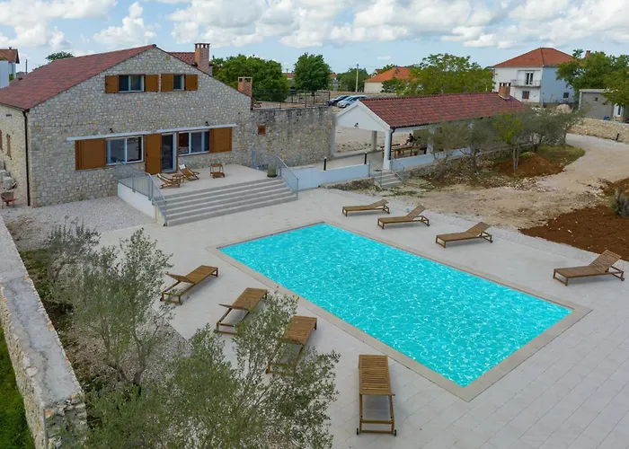 Demare With Heated Pool, Free Evc Station