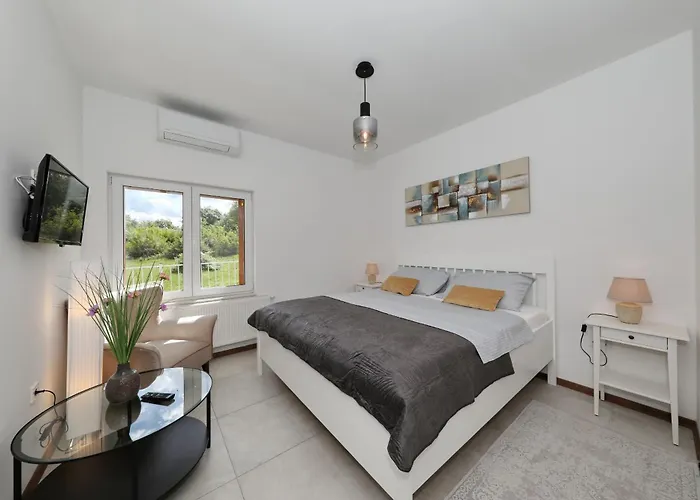 Demare With Heated Pool, Free Evc Station 度假居 Lovinac (Zadar)