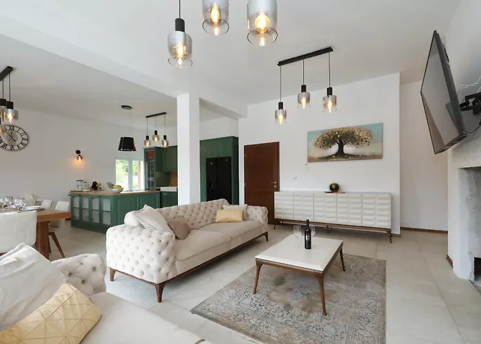 Demare With Heated Pool, Free Evc Station *