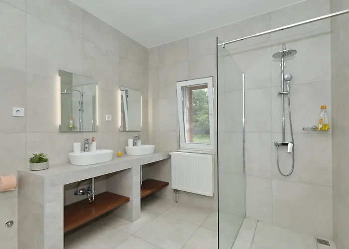 度假居 Demare With Heated Pool, Free Evc Station Lovinac (Zadar)